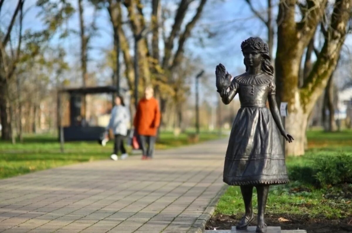    В горпарке Майкопа появилась новая бронзовая скульптура девочки с белкой