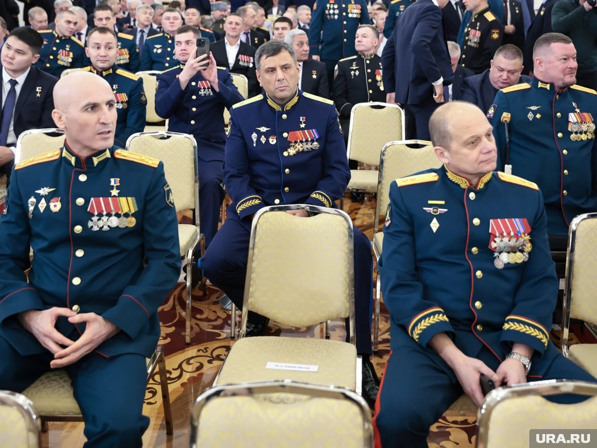    Сегодня в Кремль пригласили около 200 Героев Отечества и кавалеров Орденов мужества