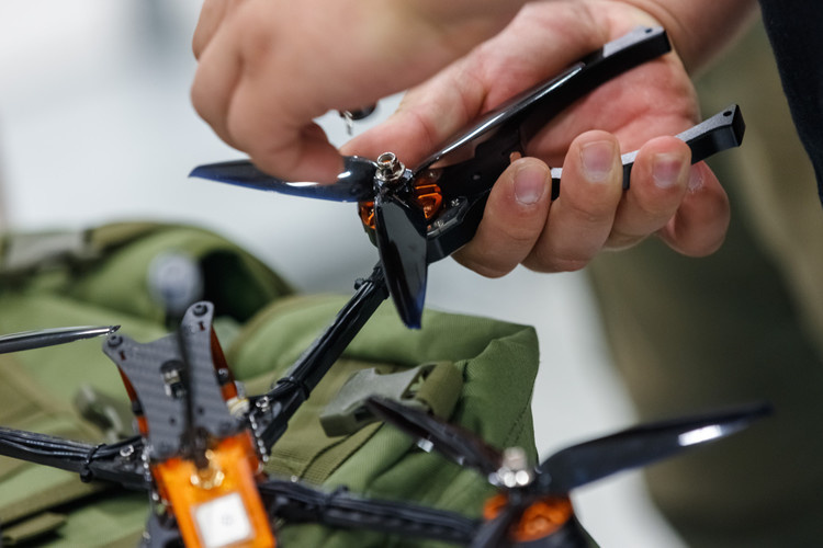 Контракт с бойцом войск беспилотных систем несколько отличается от обычного. Условия здесь сделали более привлекательными, чтобы привлечь внимание добровольцев Фото: «БИЗНЕС Online»