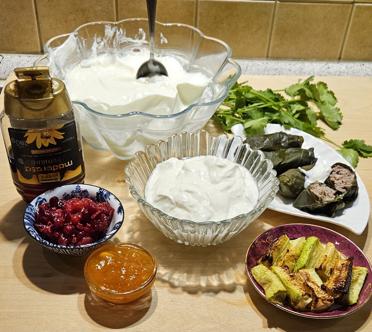 Фото автора. В день фото у нас была долма и запеченные дольки кабачков. Никак без йогурта