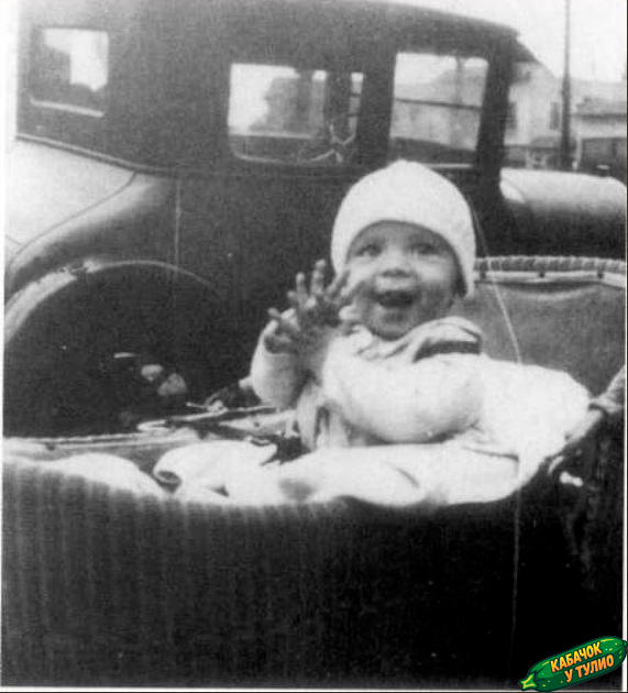 Фил в возрасте одиннадцати месяцев. (Фотография с подписью из английского издания биографии Филипа Дика "Жизнь и всевышние вторжения", написанной Лоуренсом Сутиным)