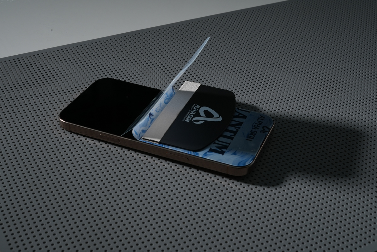 Процесс поклейки глянцевой защиты