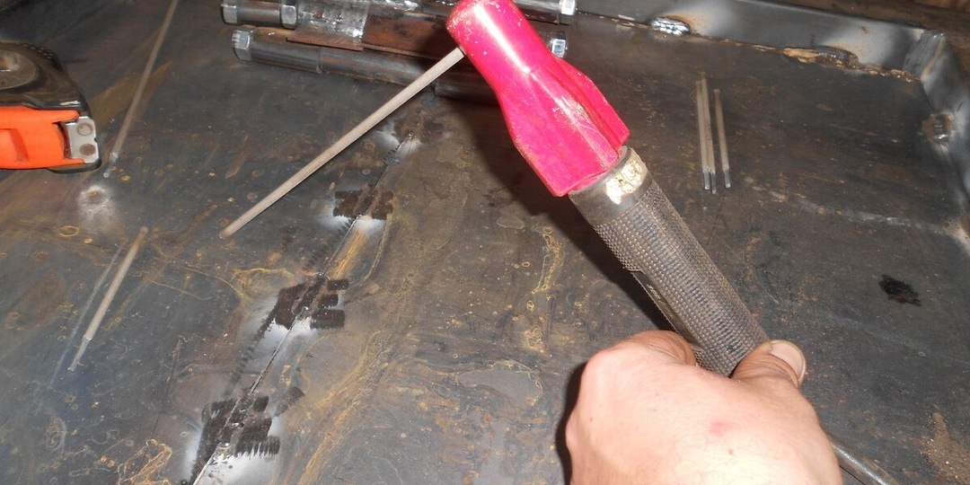 Почему при сварке у новичка чаще приваривается сам электрод к железке,вместо соединения этих железок.Прилипает электрод, говорят в разговоре