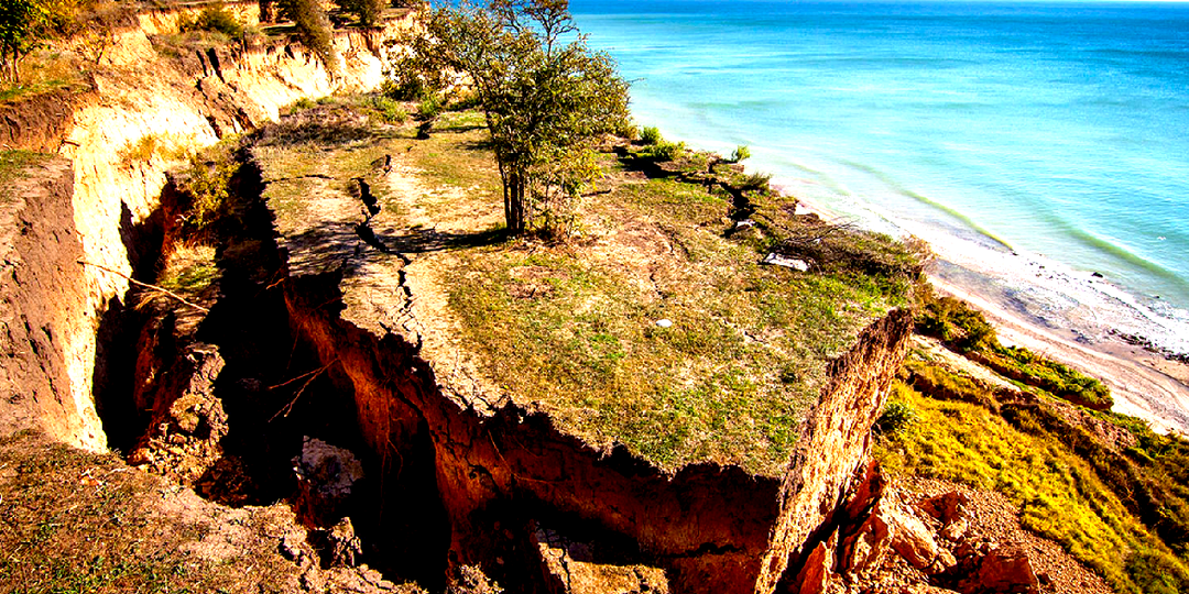 События планеты: под Одессой рухнул берег, град по колено в пустыне, «ледяные когти» в США