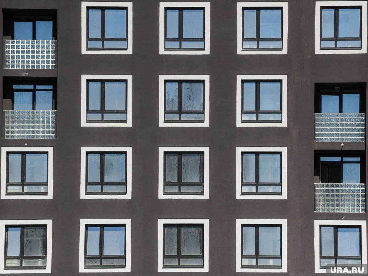    По закону нельзя проживать в другом городе без прописки