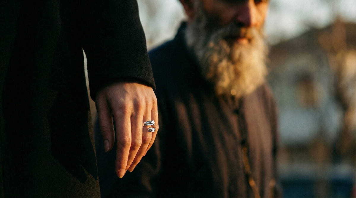 На фото кольцо Mayralla из коллекции "Seda"