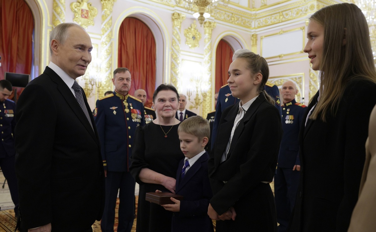 Владимир Путин и дети погибшего на СВО сержанта Никиты Афанасьева. Фото:  kremlin.ru