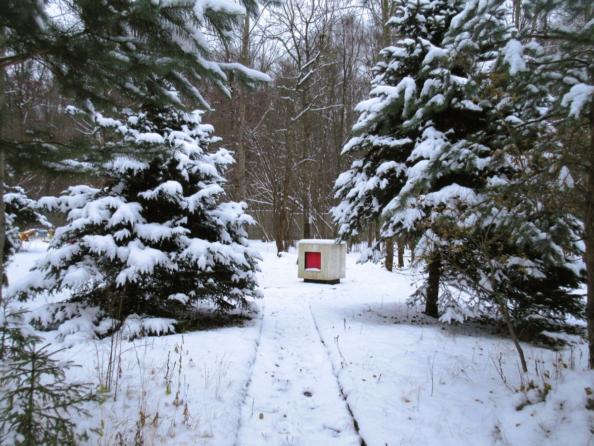 Бетонный куб, установленный в 1983 году. Фото: Шомодо/Shomodo