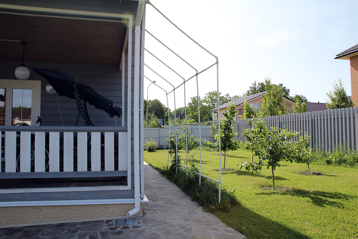    Опора для вьющихся растений из труб ПВХ. Фото Юлии (Innova)