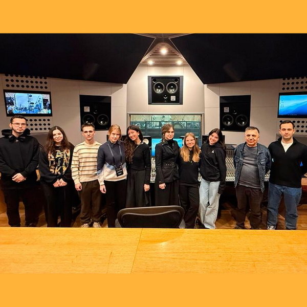     Студенты кафедры звукорежиссуры ГИТИСа посетили тон-студию «Мосфильма»