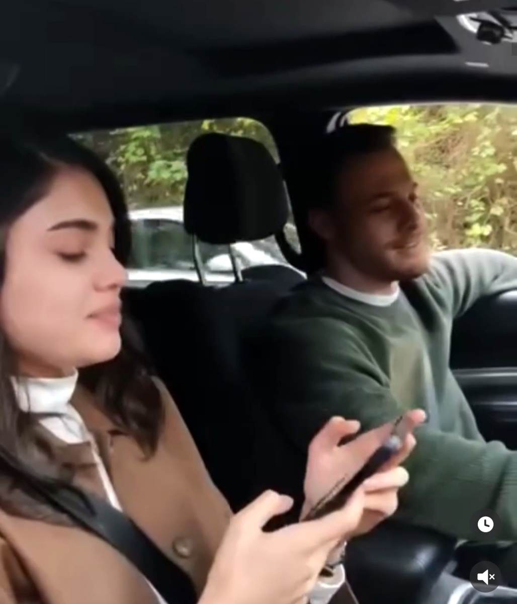 Лизге поделилась позитивным видео, как они с Керемом слушают музыку в авто.