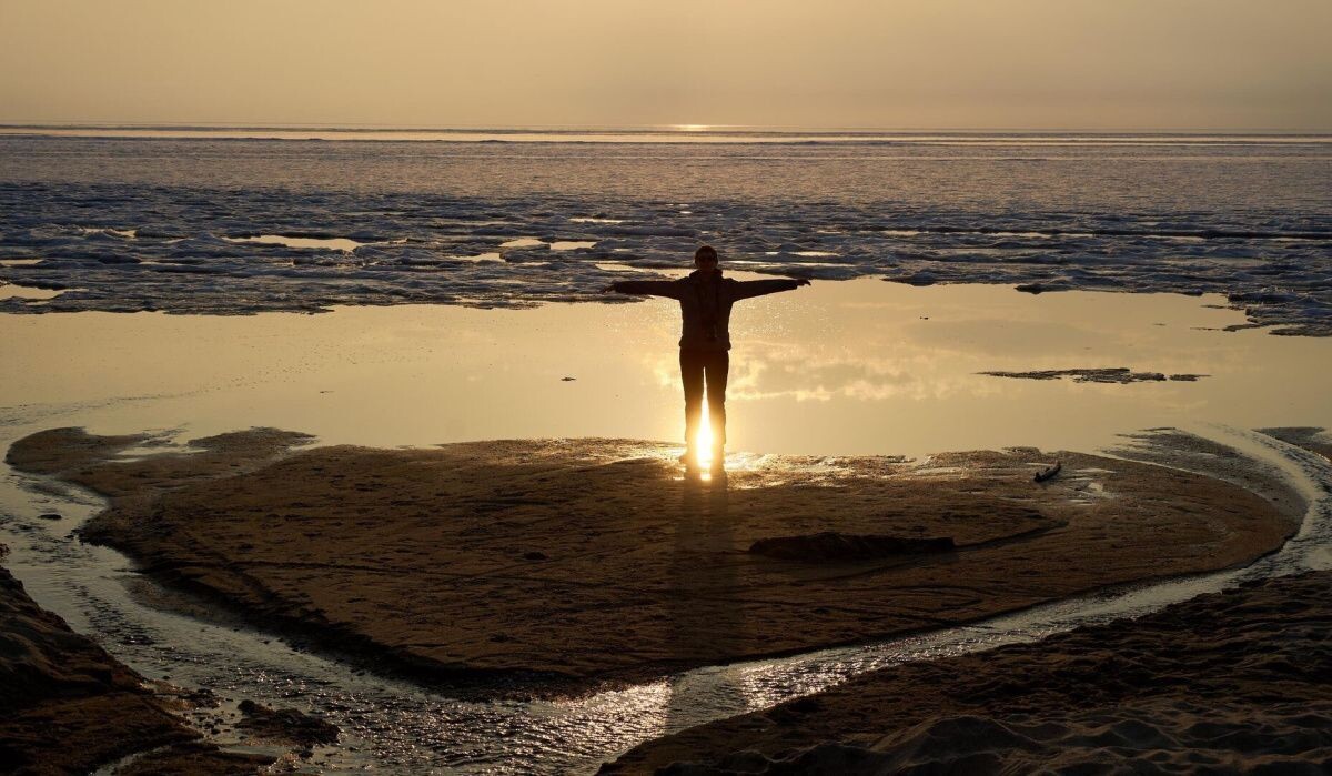     Девушка на берегу озера Байкал. Источник: © РИА Новости Автор фото: Алексей Даничев