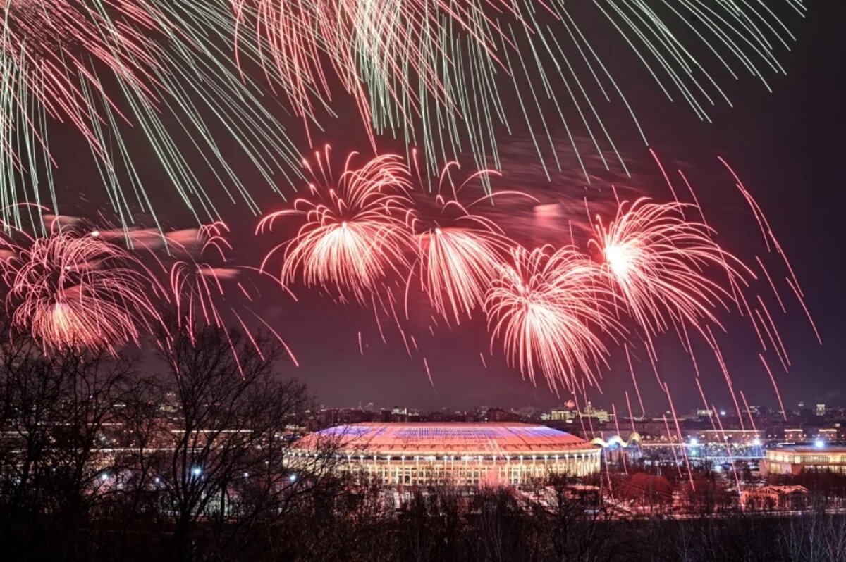    Праздничный салют в «Лужниках».