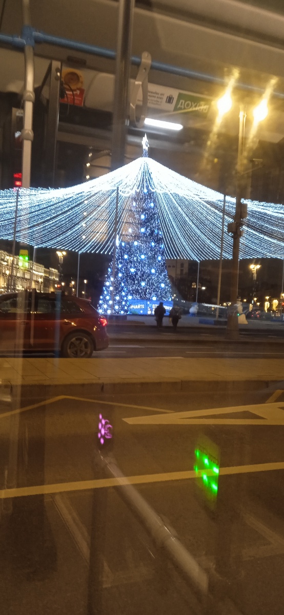 Синяя ёлка под шатром от банка ВТБ на Лубянской площади. Фото из электробуса.