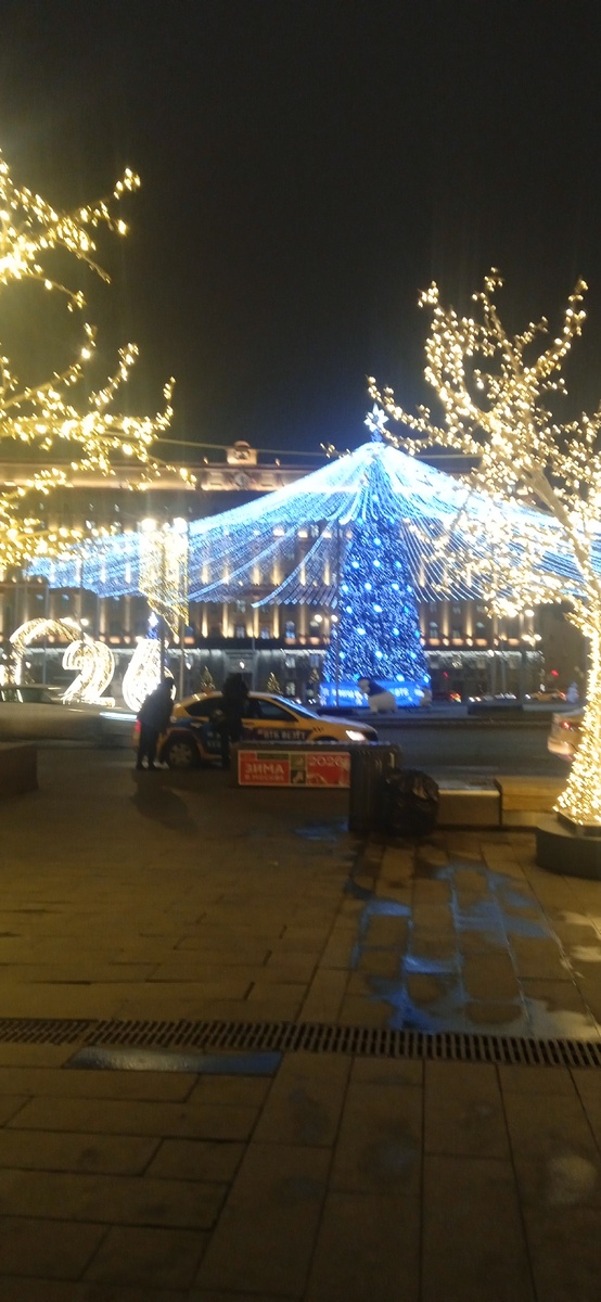 Вот она, со стороны Никольской улицы.