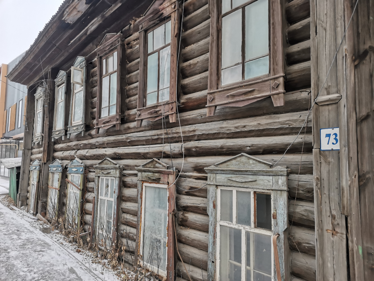 Рассматриваю фасад. На первый этаж так входа и не нашёл... Ну не страшно)))