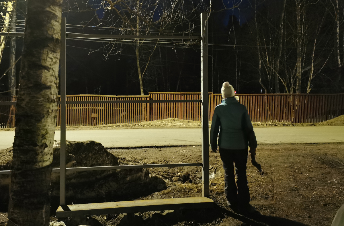 На этом фото никто ничего не крадёт, просто мы с мужем остались ночевать и охранять недоделанный забор. Ага, чтобы не увезли)))