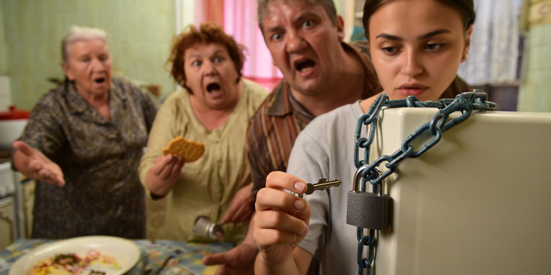 Родня мужа приехала погостить и съела запасы на месяц вперед — я повесила замок на холодильник