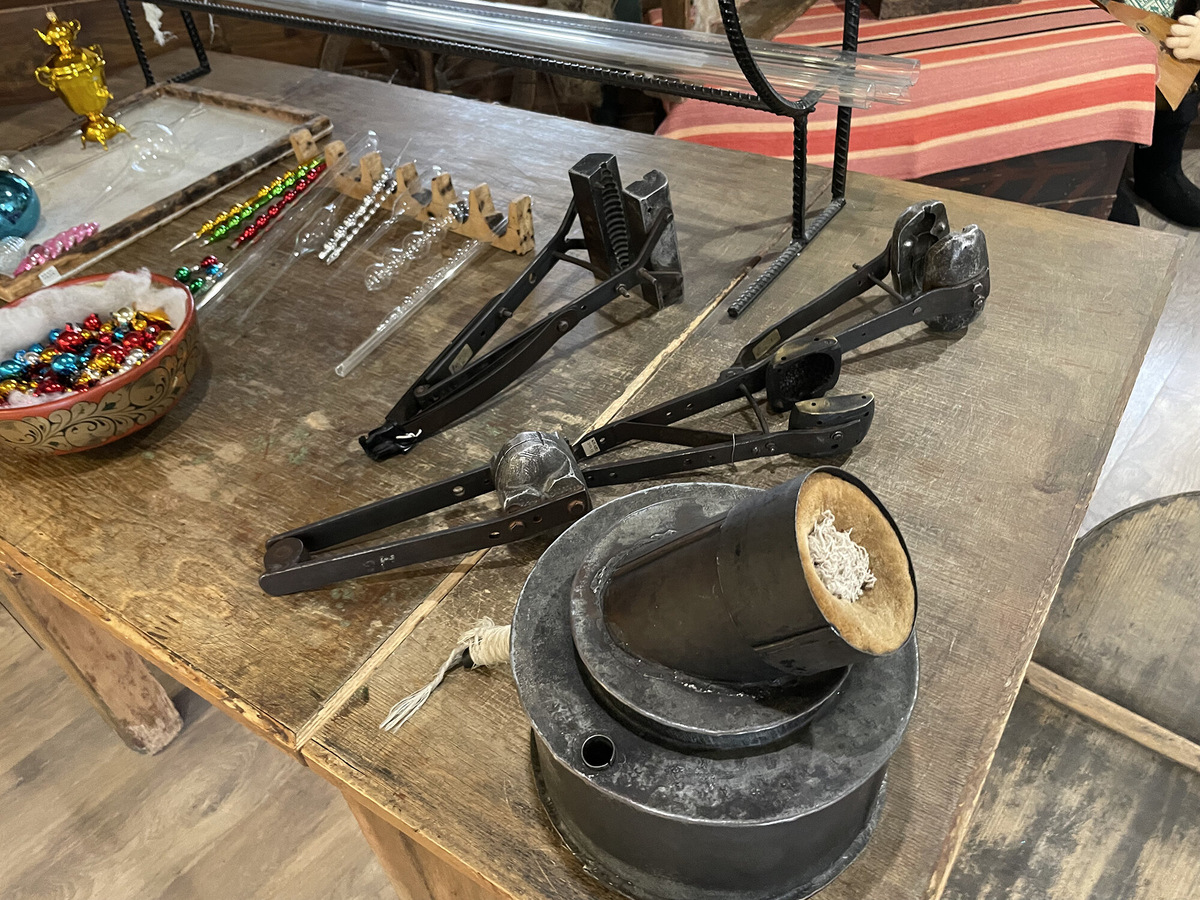 В кустарном производстве стеклянных бус участвовала вся семья кустаря: мастер выдувал шарики или формировал их с помощью формы, супруга раскрашивала, а дети нанизывали бусины на нитку 