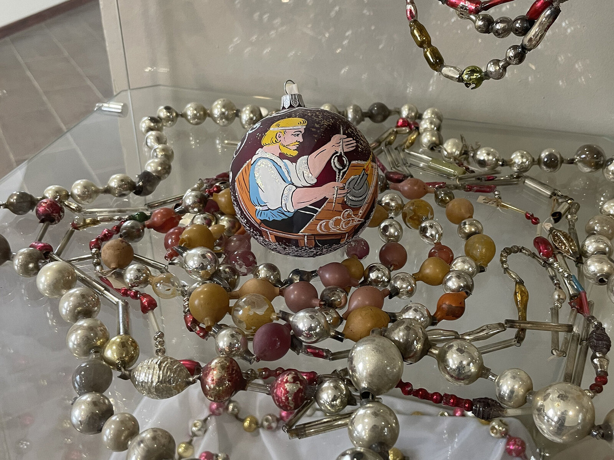 В старину стеклянные бусы стоили дёшево и служили украшением тем, кто пока не может позволить себе кораллы или самоцветы