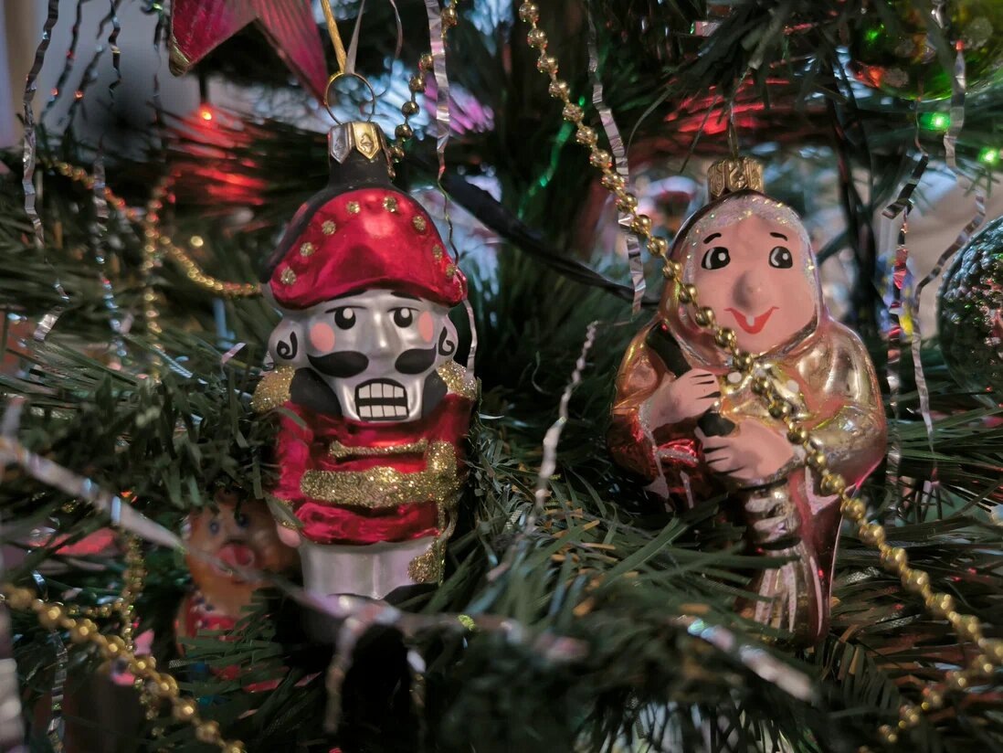 Баба-яга и классический новогодний герой Щелкунчик родились на фабрике в Клину. Фото: Алина Краснова