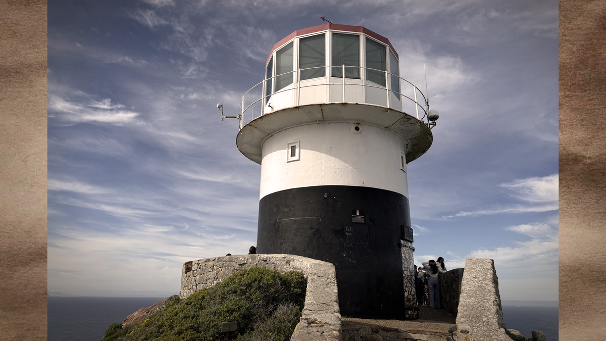 Тот самый старый маяк, ныне туристическая достопримечательность.