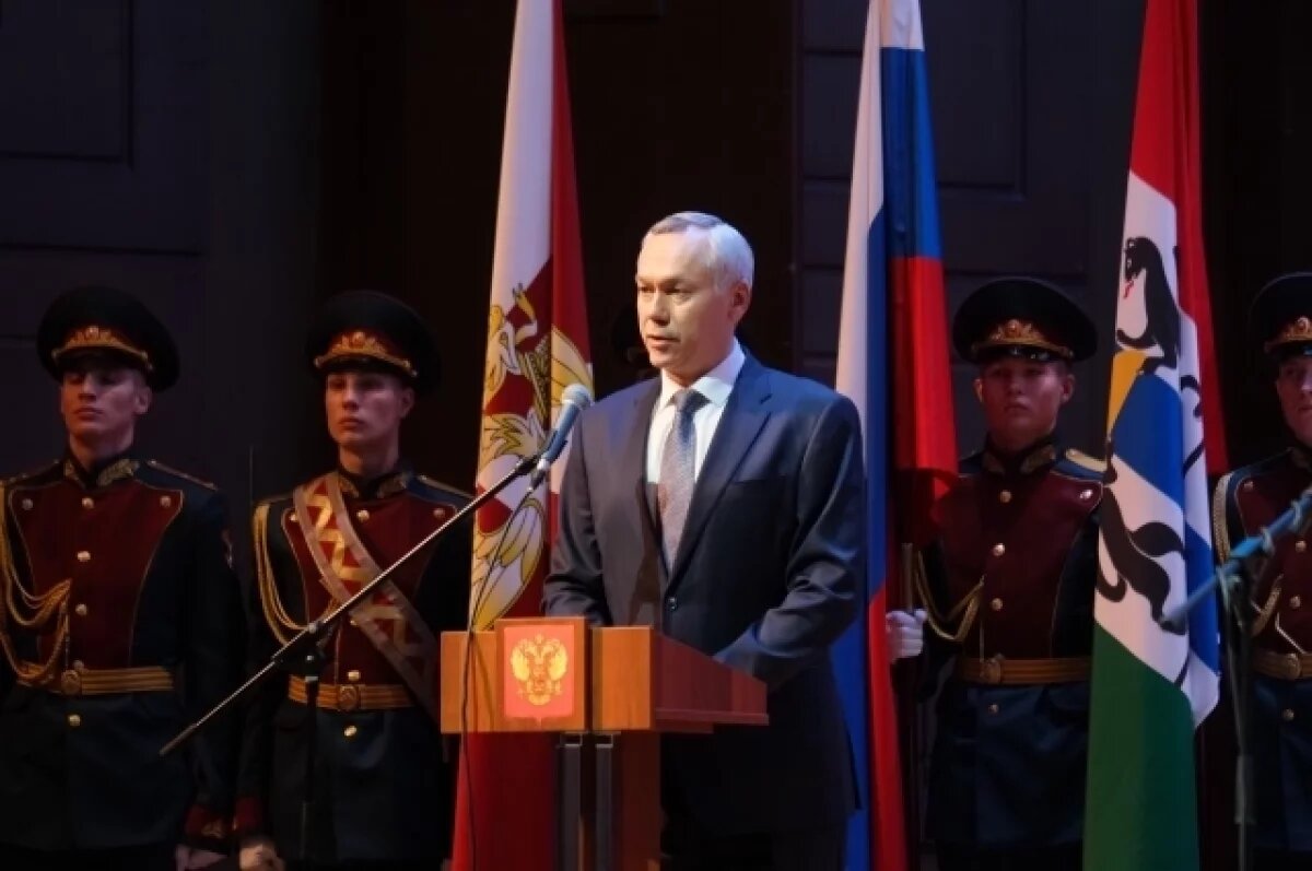    Губернатор почтил память героев и наградил бойцов из Новосибирской области