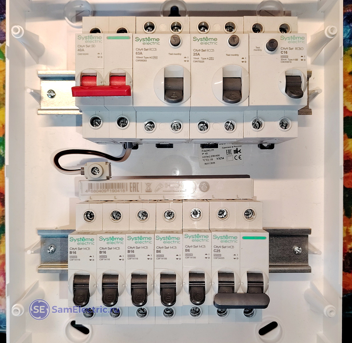 Автоматические выключатели подключены через соединительную шину