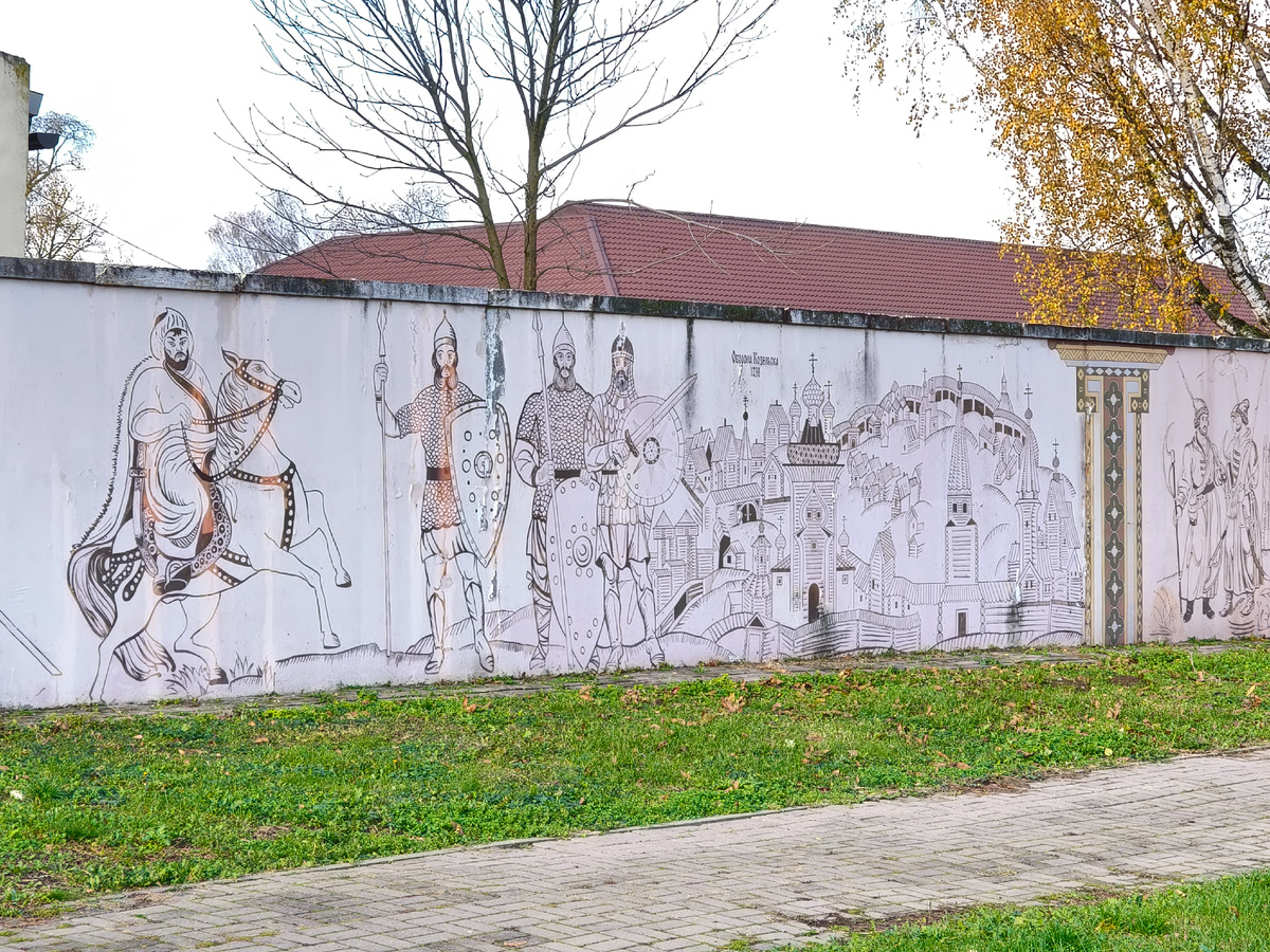 Историческая стена в Козельске. 26 октября 2025 года.