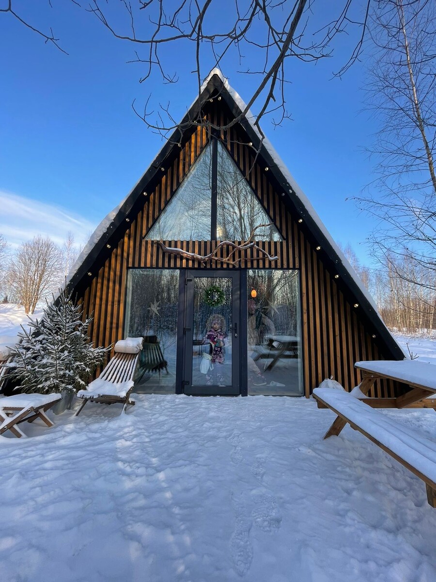 Домик-треугольник, он же "Афрейм" в глэмпинге "Bo.Camp" под Волоколамском, январь, 2023