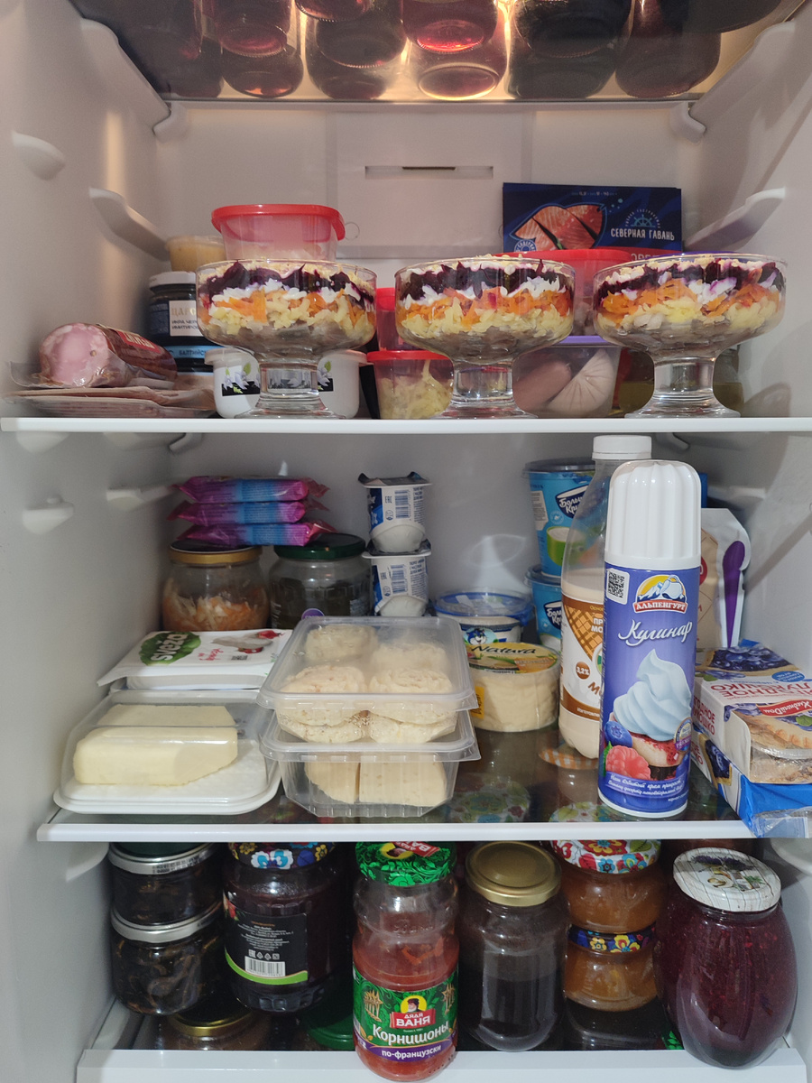 кстати! ни одного пирожного мною съедено ещё не было!) воооон они - все три штуки в левом уголочке на второй полочке снизу притаились)