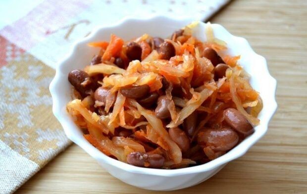 Тушеная капуста с фасолью в томатном соусе: согревающее блюдо для души