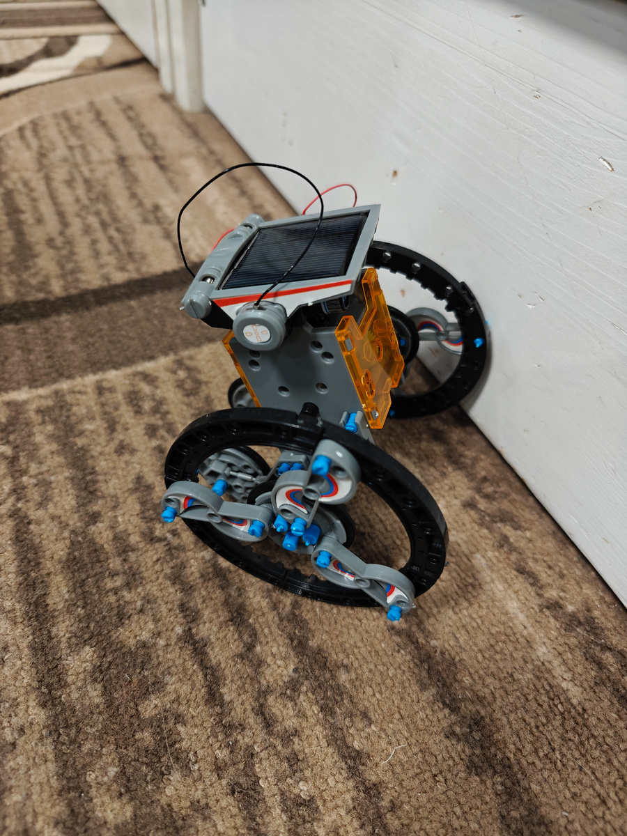 Один из конструкторов-роботов, что подарили детям наши друзья. Вообще их было три, ещё гоночный болид и кошка. 