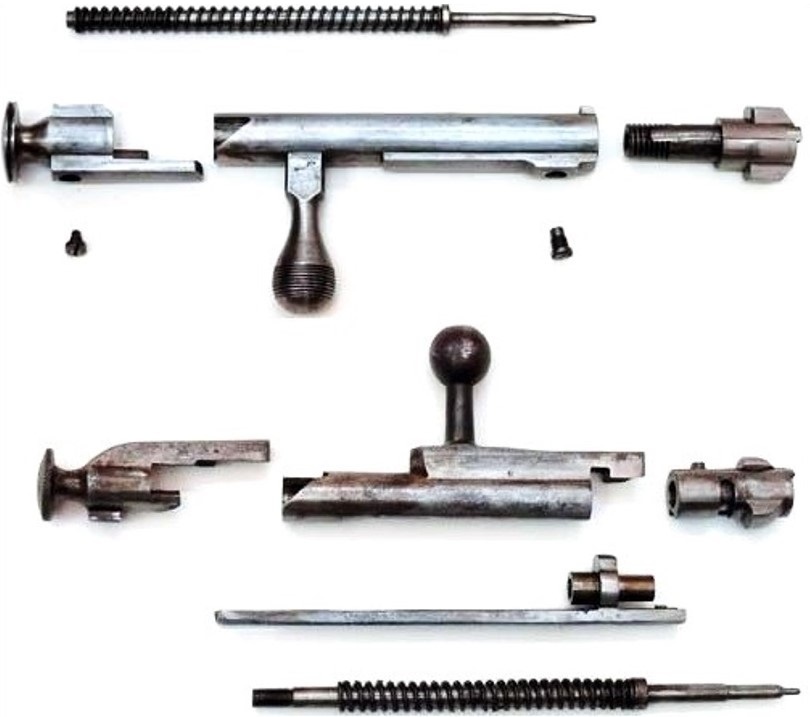 Затвор Нагана (вверху), затвор Мосина (внизу).