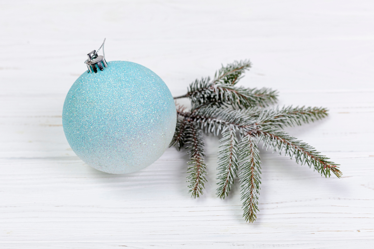 Нужны ли новогодние украшения в медицинской клинике, поликлинике, больнице и кабинете врача. Идеи оформления, правила безопасности, подбор цветов и стиля новогоднего декора.