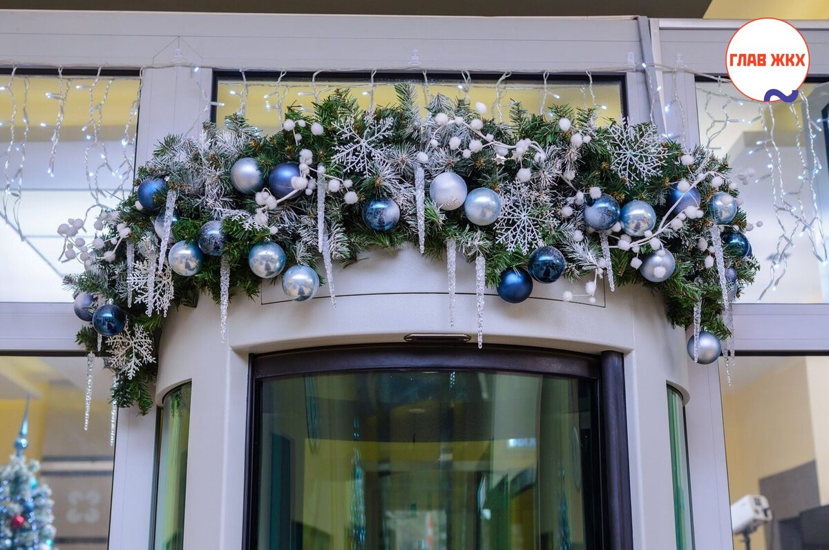В Санкт-Петербурге представили рекомендации по новогоднему оформлению витрин и входных групп

