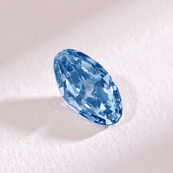 Лидеры аукциона Sotheby’s High Jewelry в Женеве: ярко-голубой бриллиант, серьги с ярко-жёлтыми бриллиантами и кольцо с рубином (3 фото)