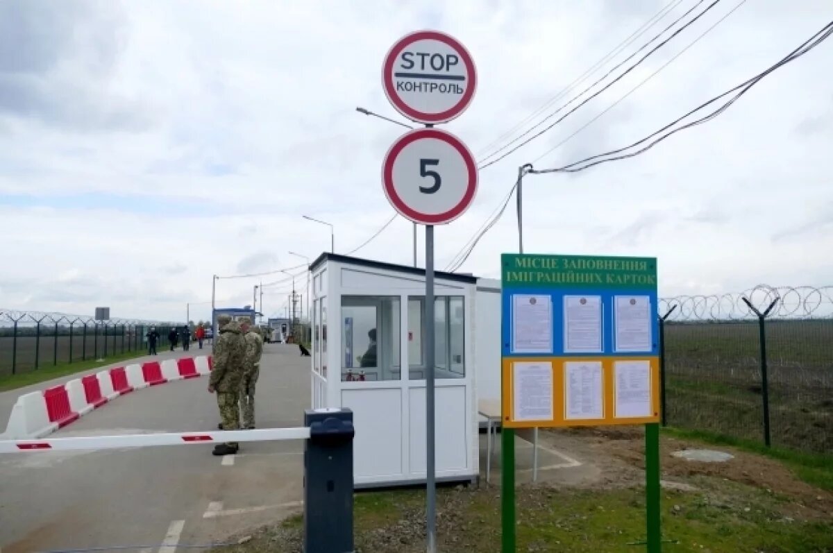    Украинец, которого не выпустили из страны, потребовал 300 млрд гривен