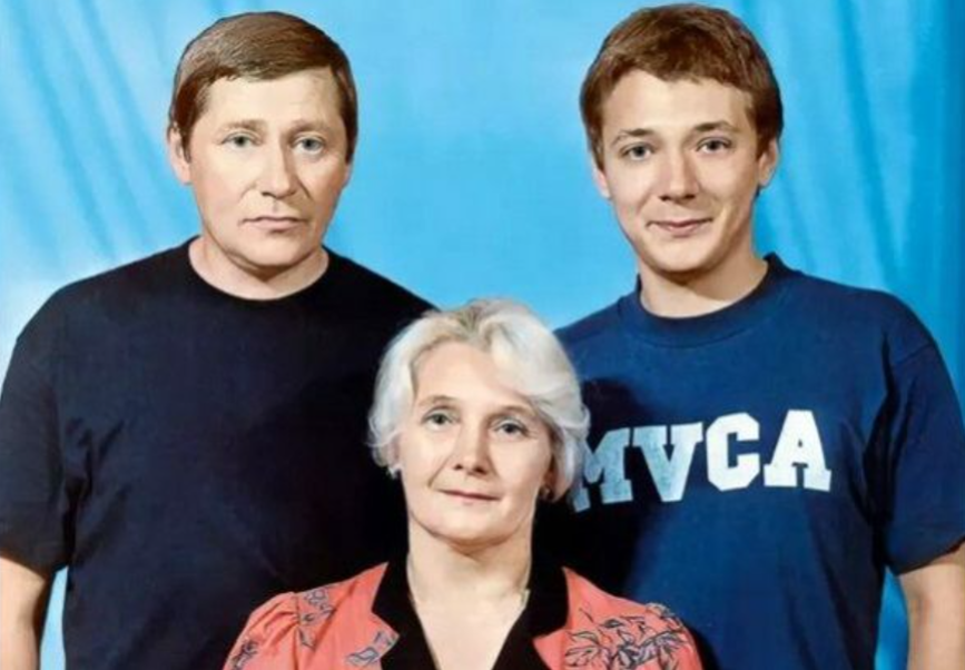 Ян с родителями