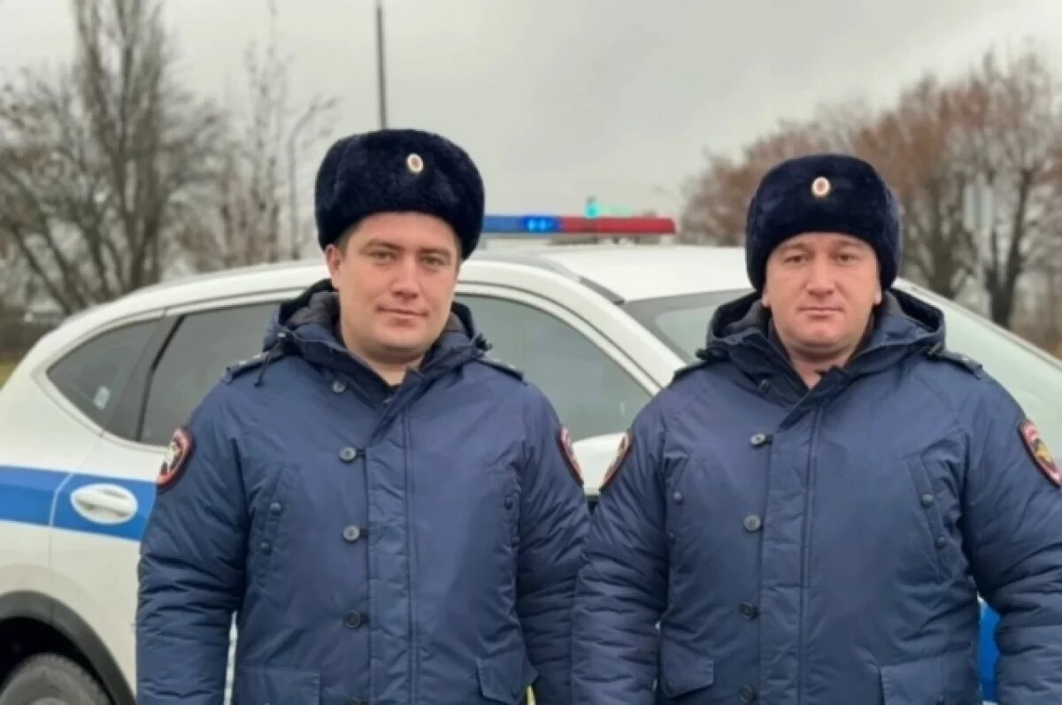    Автоинспекторы КБР доставили задыхающегося ребенка на патрульке в больницу