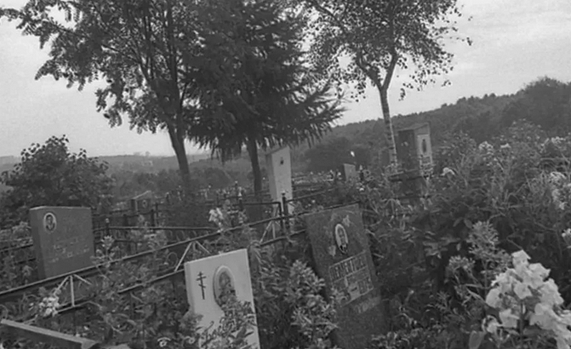 Кладбище с лицами: что скрывают фотографии на наших памятниках