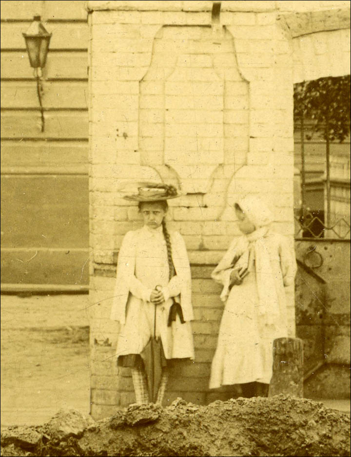 Девочка-фантом (слева)