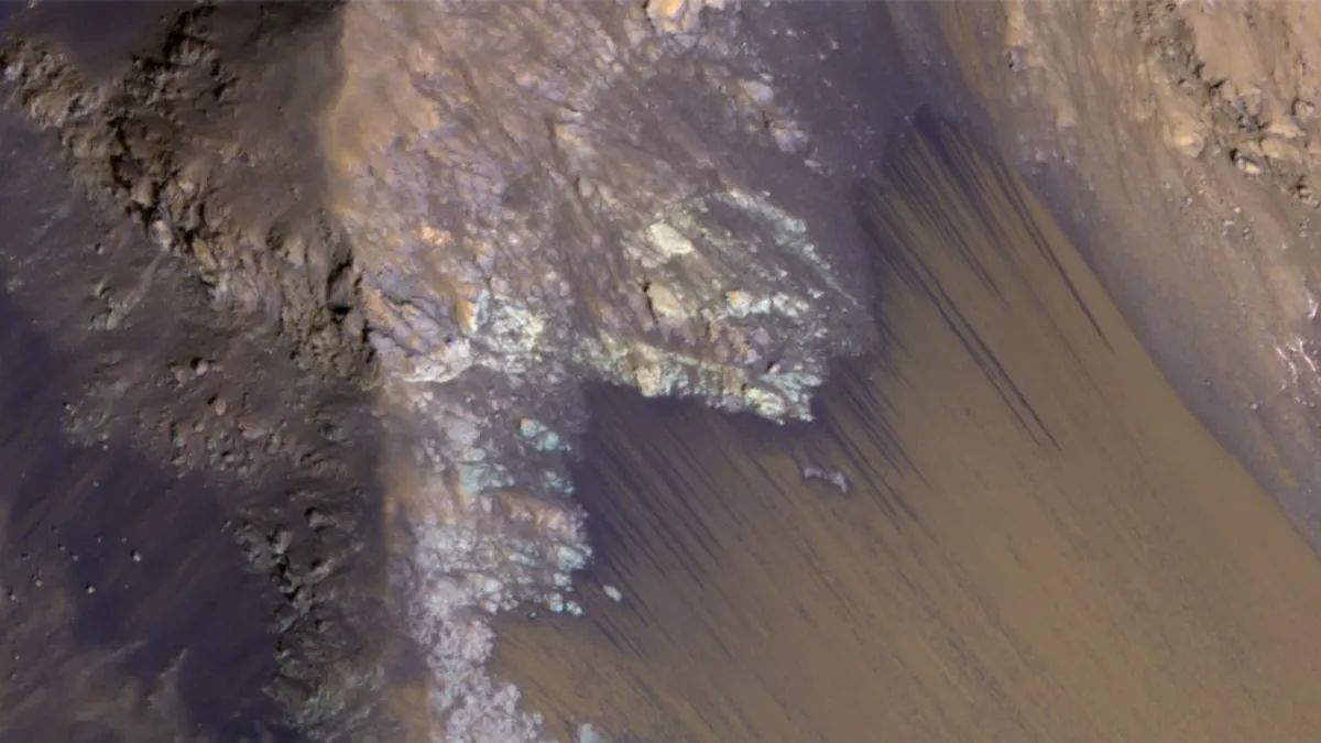 Повторяющиеся линии на склонах долины Маринер на Марсе, которая когда-то считалась «неопределённой областью» Красной планеты.

Изображение: НАСА/JPL-Калтех/Университет Аризоны