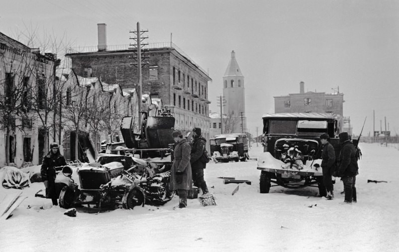 Советские солдаты рассматривают разбитую немецкую военную технику в г.Клин, 15 декабря 1941 года