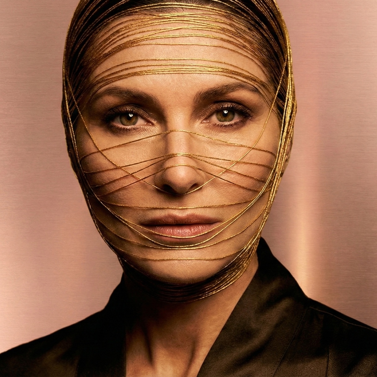 художественная иллюстрация подтяжки золотыми нитями, не соответствует изображению реальной процедуры