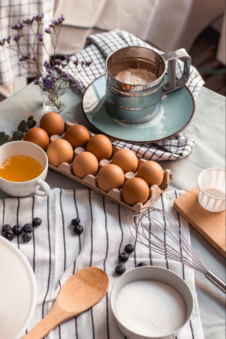 Молоко соединяем со всеми ингредиентами, кроме муки и растительного масла. Хорошо перемешиваем, чтобы не было комочков. Далее постепенно вводим муку и замешиваем эластичное, мягкое тесто. 