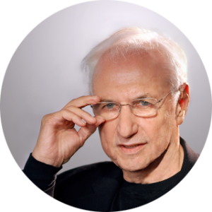 Фрэнк Оуэн Гери (Frank Owen Gehry): канадско-американский архитектор, дизайнер и художник, один из ведущих представителей деконструктивизма, лауреат Притцкеровской премии 1989 года. Среди его самых известных проектов — Музей Гуггенхайма в Бильбао, «Танцующий дом» в Праге и Концертный зал Уолта Диснея в Лос-Анджелесе, о котором мы рассказывали в прошлом выпуске: https://redesign-home.ru/ne-oshibaetsya-tot-kto-5-oshibok-izmenivshie-istoriyu-arhitektury/. Активная ссылка внизу статьи :)