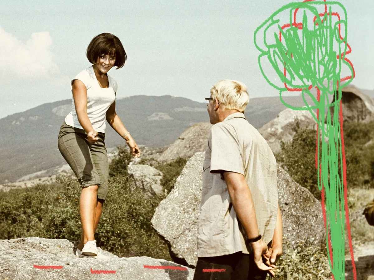 Кадр из фильма Кавказская пленница». За десятилетия после съемок камни значительно заросли деревьями и кустарниками.