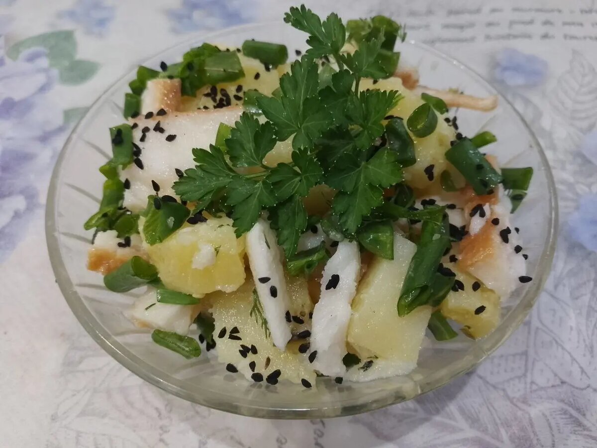 Салат из рыбы горячего копчения, картофеля, зеленого лука и кунжута