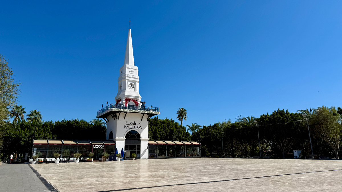 Белая башня на Центральной площади